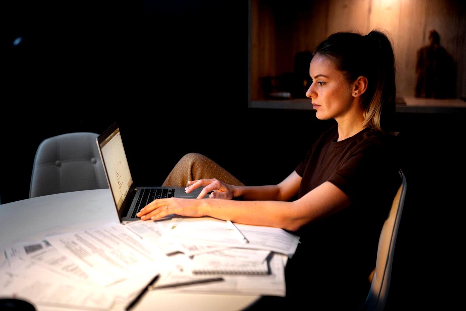 Analyse financière sur ordinateur avec documents